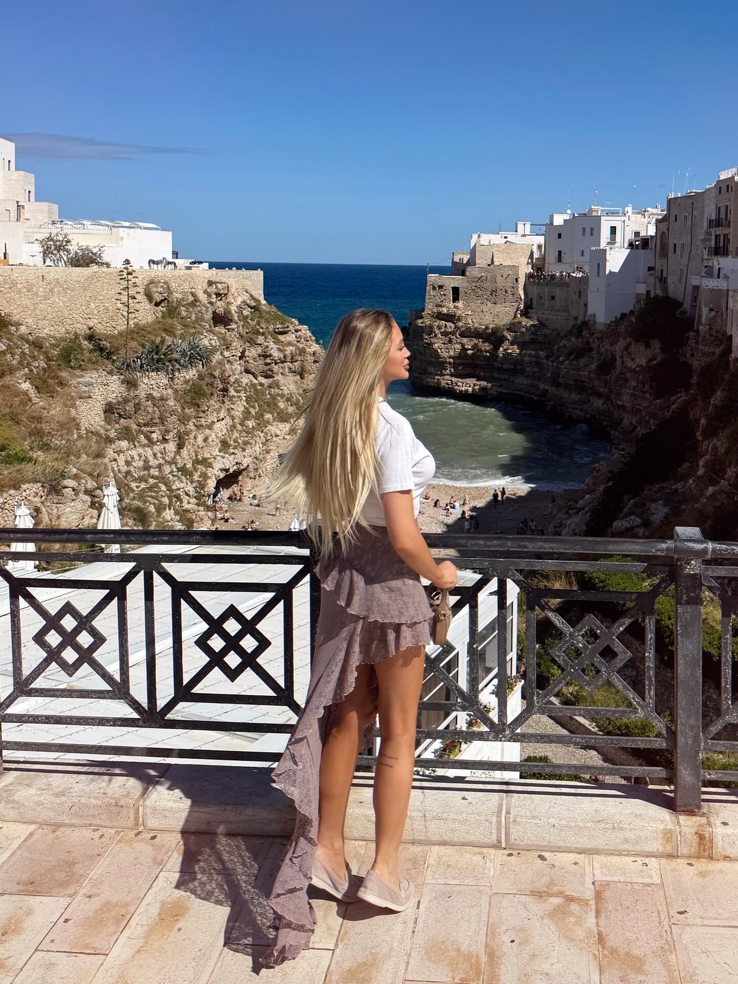 Пола Sirena – асиметрична дантелена пола с шлейф